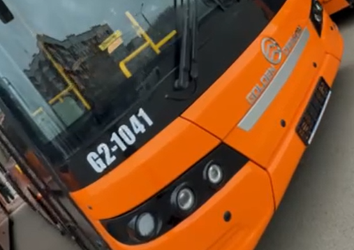 Автобус-для-пассажиров-в-Павлодаре-столкнулся-с-крышкой-люка-и-получил-повреждения