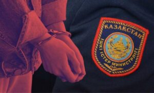 Житель ВКО напал на женщину, ударив льдом, и ограбил ее