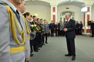 Президент наградил полицейских Мангистау в Казахстане