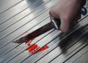 В Алматы полиция задержала мужчину с ножом после нападения в лифте
