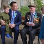 Аким Павлодарской области вручил ветеранам юбилейные награды