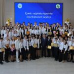 Асаин Байханов вручил денежные сертификаты одаренным школьникам