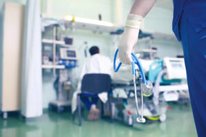 Поправки в законодательство об ужесточении ответственности за нападение на медработников внесут в парламент в сентябре