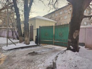 Скандал вокруг детского дома № 1 в Алматы: несмотря на протесты, власти решили переселить воспитанников в Конаев