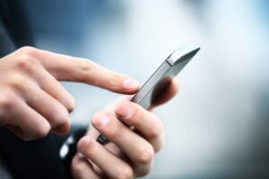 В России отключат мобильную связь иностранцам без биометрии