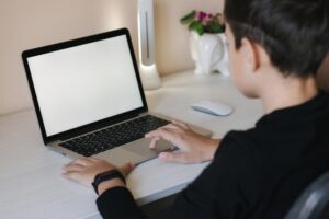 В Казахстане обсуждают ограничения для детей в соцсетях и на смартфонах