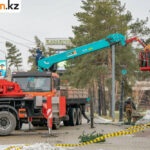 В Павлодаре устанавливают главную елку города