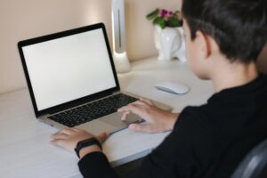 В Казахстане вводят запрет на регистрацию детей до 16 лет в интернет