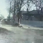 В Павлодаре на перекрестке из-за аварии затопило дорогу