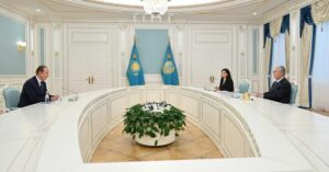 Токаев и Фостер обсудили открытие авиасообщения между Казахстаном и США