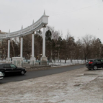 В Павлодаре к июню отремонтируют колоннаду на площади госсимволов