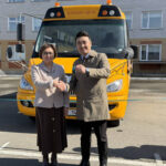 Школьникам из села Жетекши подарили новый автобус