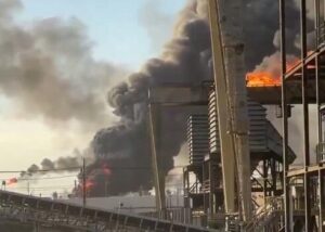 Мощный взрыв на НПЗ Valero в Техасе: жители просят укрыться