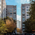 Жители Павлодара требуют расширения парковки во дворе дома