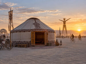 Казахская культура на Burning Man: юрты и бешбармак для тысяч гостей
