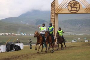 Казахстан завоевал золото в 300-километровой конной гонке на Играх кочевников