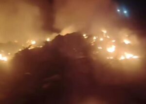 Крупный пожар на несанкционированной свалке тушат под Алматы