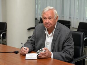 Президент Казахстана наградил писателя Валерия Михайлова орденом «Барыс»