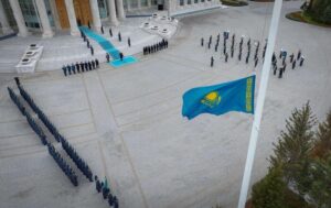 Президент Казахстана торжественно поднял флаг ко Дню Республики